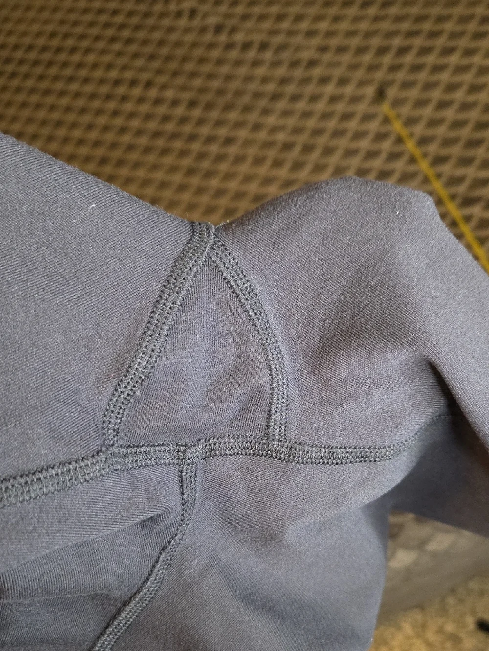 G454. Alo Airbrush High Waist Biker Shorts in Black - Size M - Picture 8 of 8